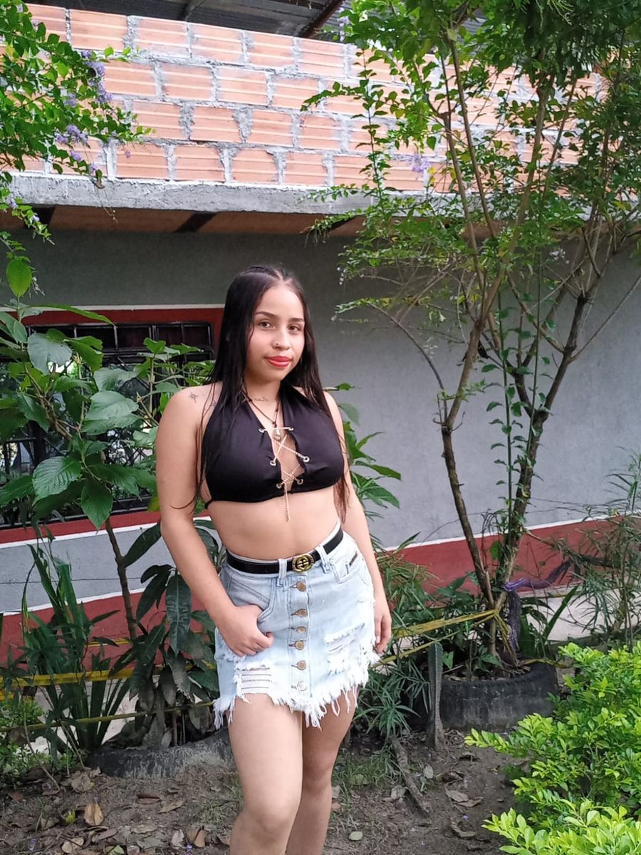 SkyPrivate live sex chat with Valen_little