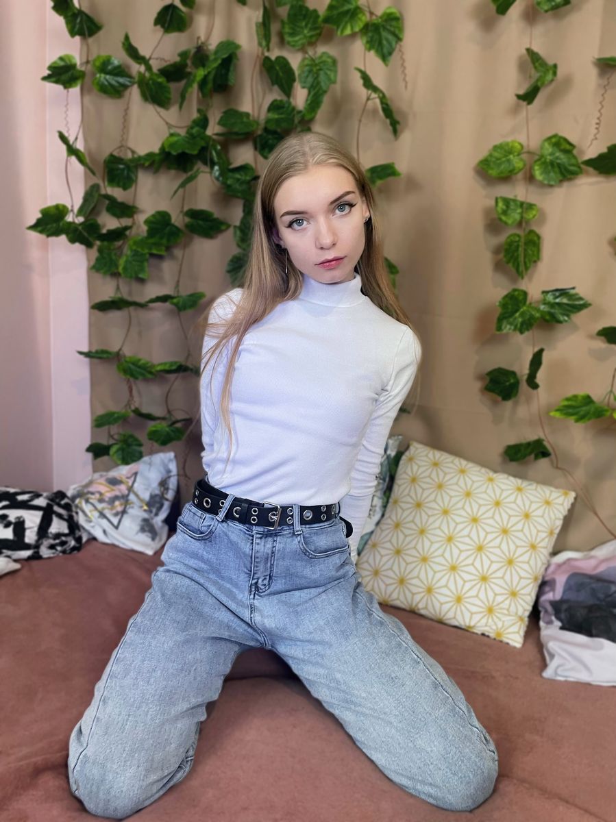 SkyPrivate live sex chat with Lana Moore