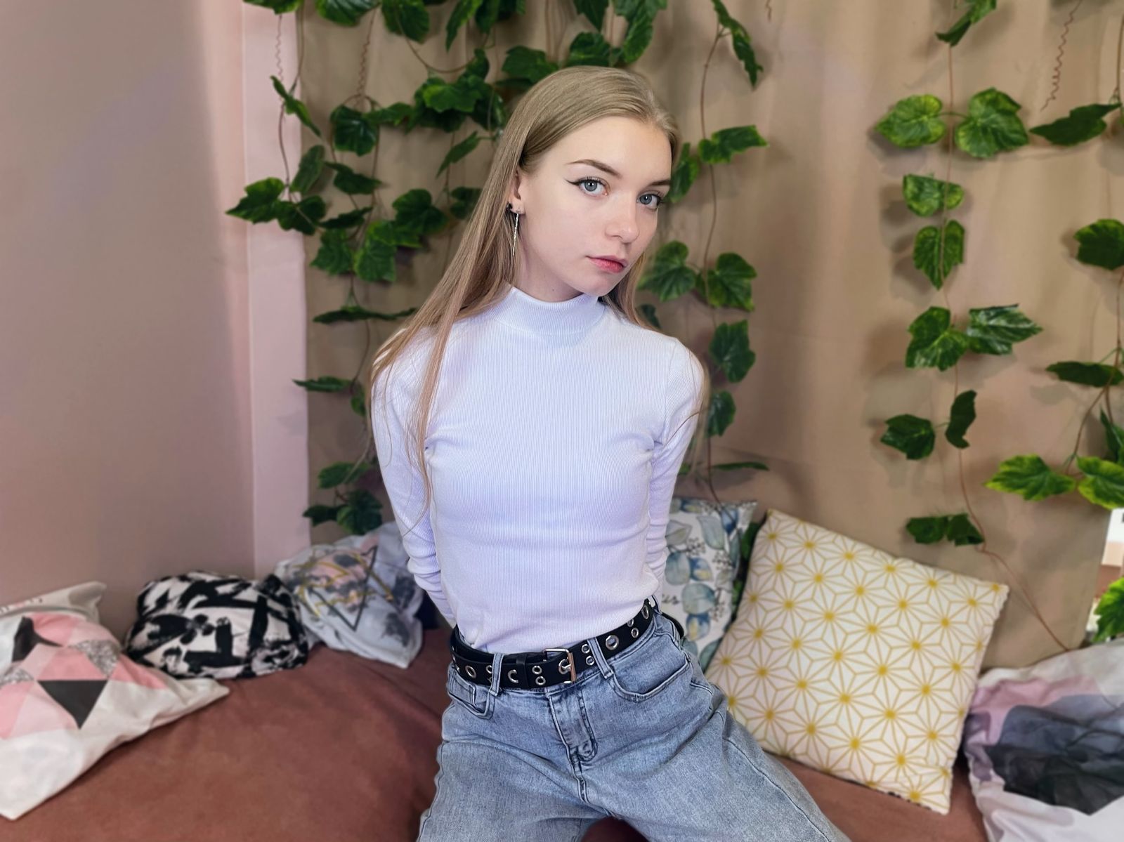 SkyPrivate live sex chat with Lana Moore