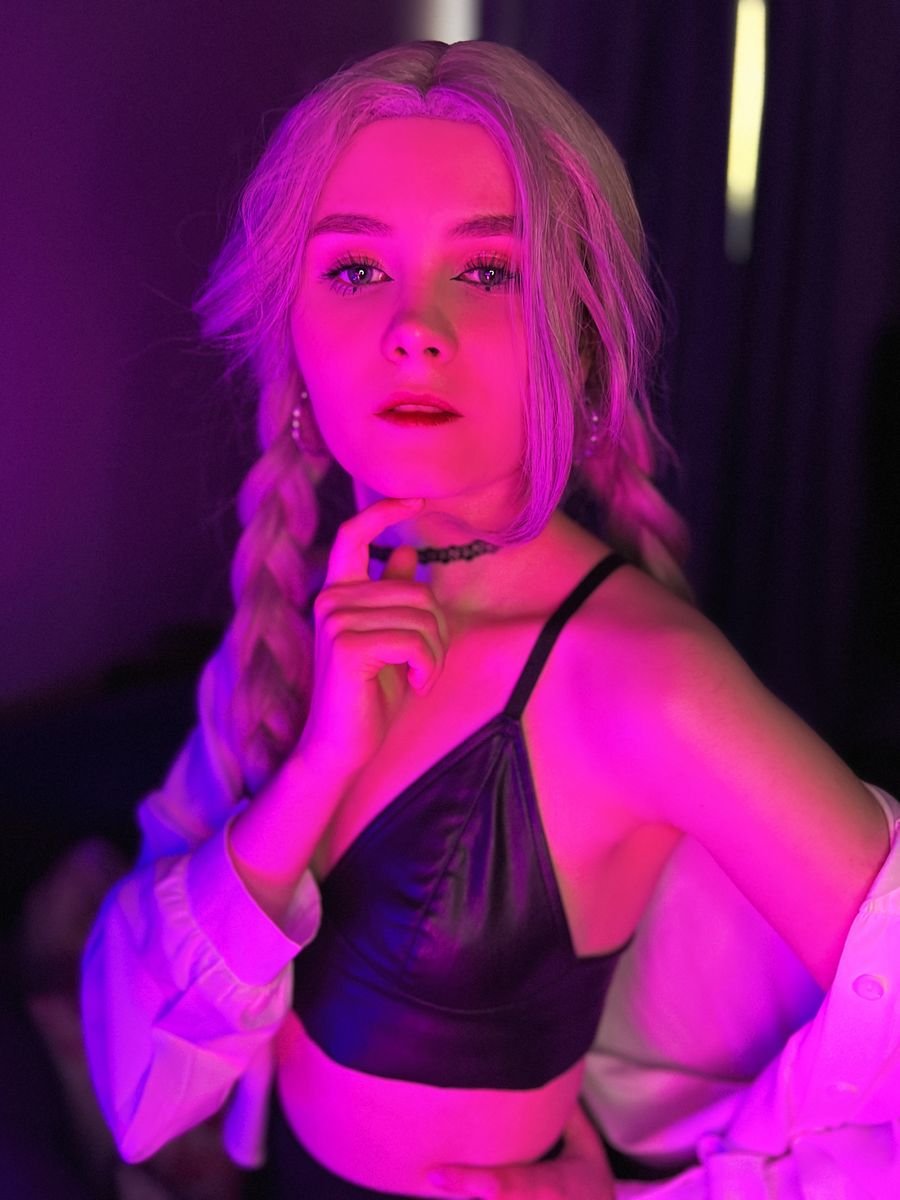 Skype live sex chat with Ciri Riannon