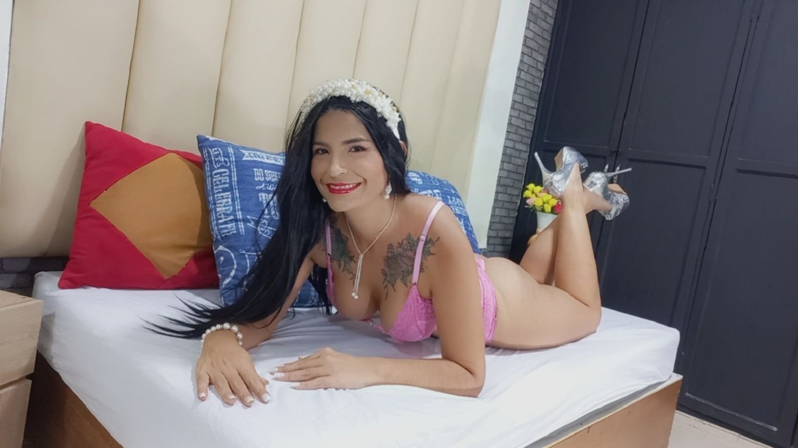 SkyPrivate live sex chat with KarolynRoss