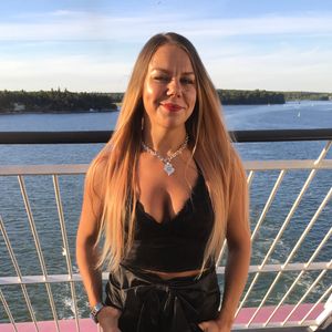 Profile picture - Julia Loves To Masturbate