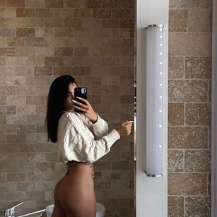 Model - Lucy Rowe cum