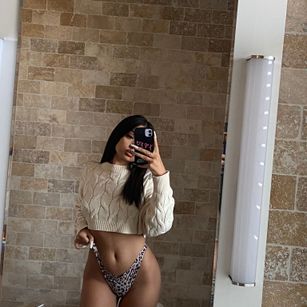 Model - Lucy Rowe brunette