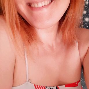 Model - MilaOil glasses