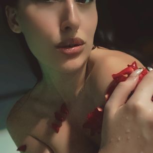 Model - Evelyn Hunt shaved