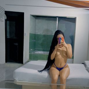 Model - kyliewhite_1 feet