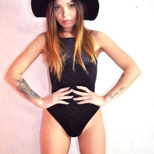 Model - NikaCarey striptease