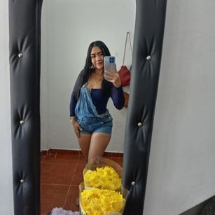 Model - Dayanis amistad