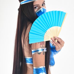 Model - Mia di mota shaved