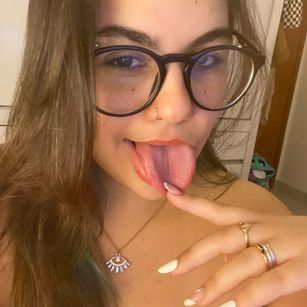 Model - CleoSeduction shaved