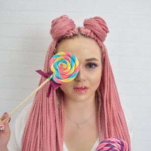 Model - MissCapriceX7 lips