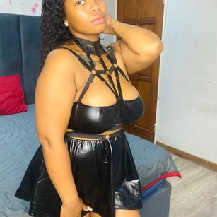 Model - Bustyzii dancing