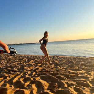 Model - AvelinaLeon stockings