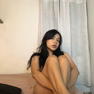 Model - Mia Saenz toys