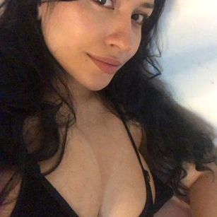 Model - Mia Saenz latina