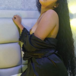 Model - Lya Mow curvy