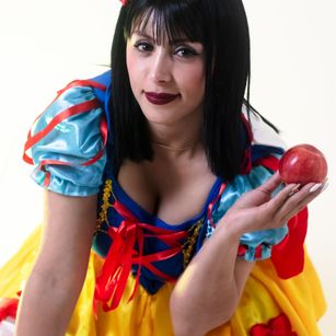 Model - Tiffani Love latina