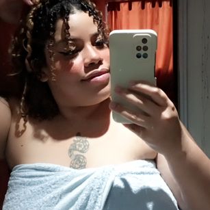 Model - Sara dirty fist