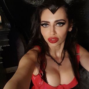 Model - MistressAntonella - High class DOMINATRIX l Sissification and fetish games EXPERT l Worship me boots