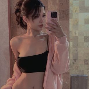 Model - EmiliaGuess deepthroat