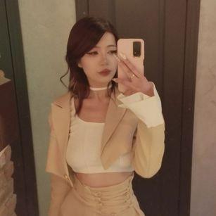 Model - EmiliaGuess teen