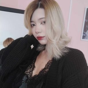 Model - EmiliaGuess bigass