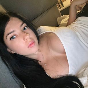 Model - HelenaPretty shaved