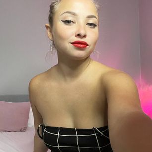 Model - Shelly_Sayer nicelegs