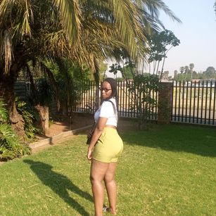 Model - Tastybella suckingdildo