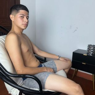 Model - MikeJhonsonn latino