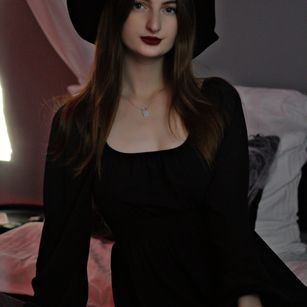 Model - DaniaHall heels