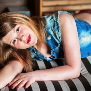 Model - Karolina smiley