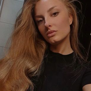 Model - SaraWise feet