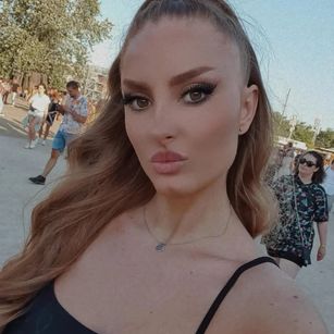 Model - SaraWise dildo