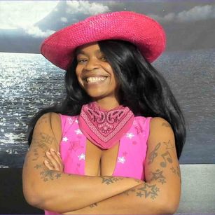 Model - yummybrownfox milf