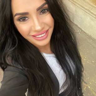 Model - AvahDeluxxe feet