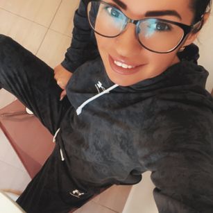 Model - AvahDeluxxe petite