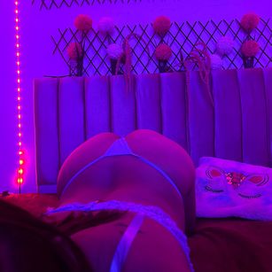 Model - CharlotteeJoness latina