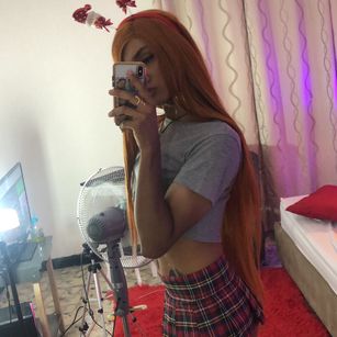 Model - Vanessa Hills queen