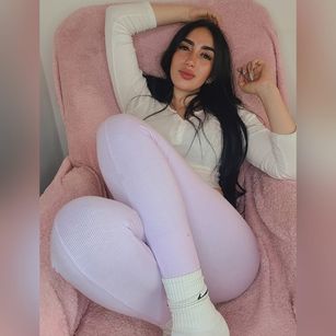 Model - Priscila Pretty pies