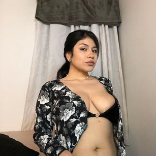 Model - Mia Saenz latina