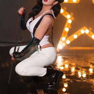 Model - Dalia Lavish bj