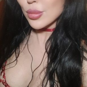 Model - Dalia Lavish heels