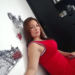 Model - LunaTik colombian