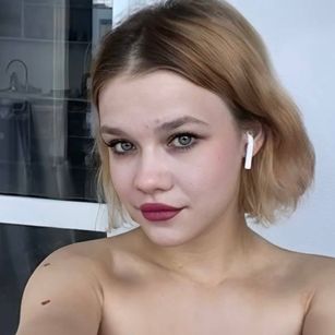 Model - Avi Larsen striptease