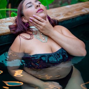 Model - paulina castro squirt