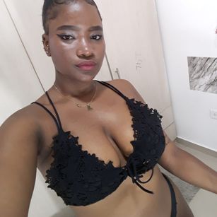 Model - LeslyLuu squirt