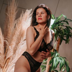 Model - Alice Smith brunette