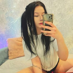 Model - AlineGreeeen cute